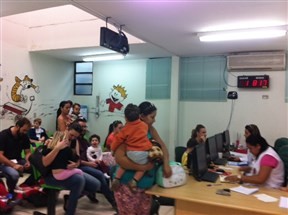 Sala de vacina de Maringá está lotada no último dia da campanha de vacinação contra a poliomielite